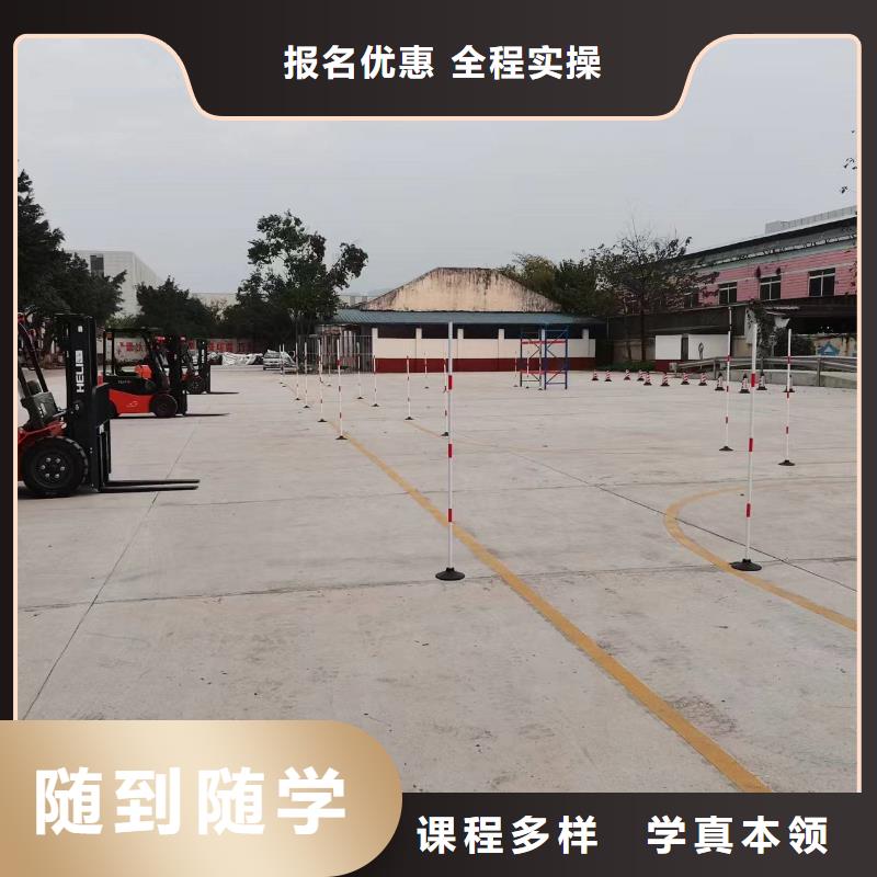 参观挖机实训基地学真技术