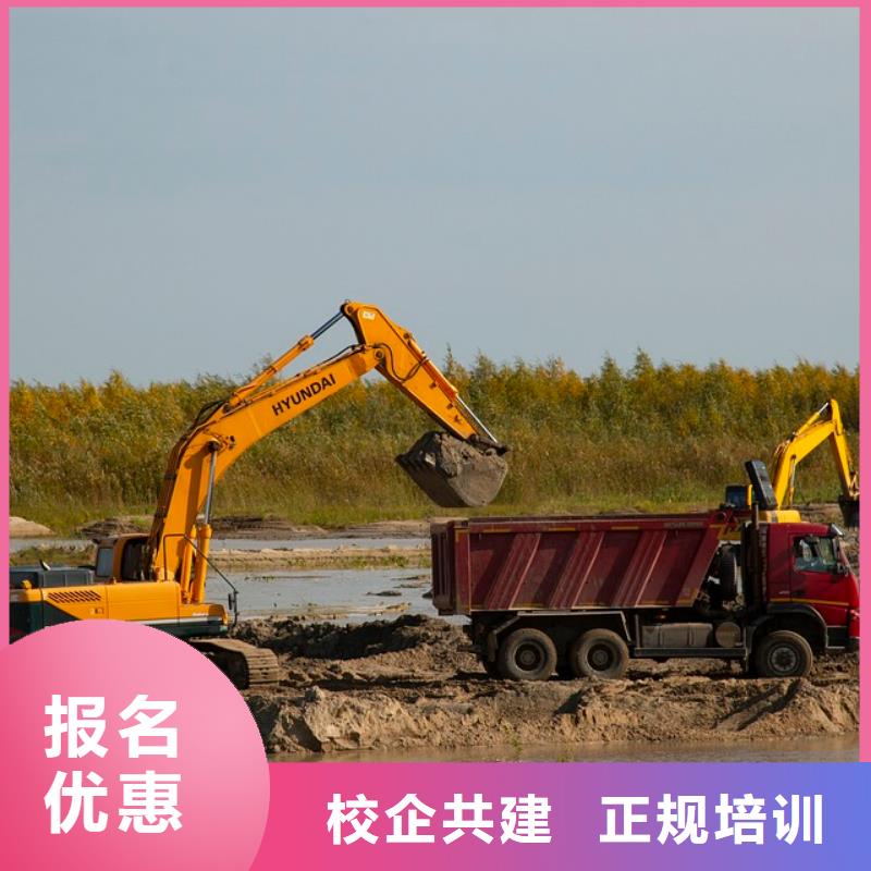 参观挖机实训基地学真技术