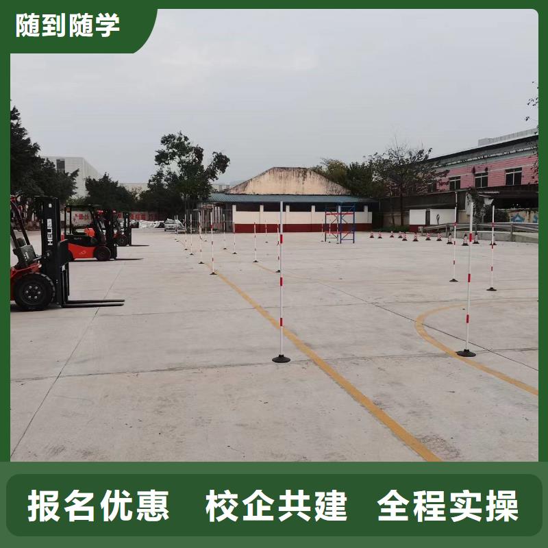 参观挖机实训基地学真技术