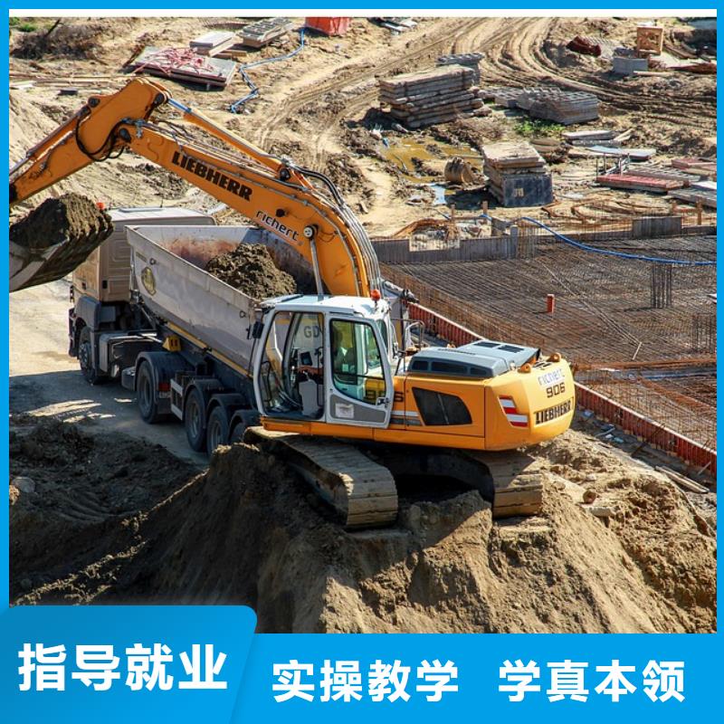 参观挖机实训基地学真技术