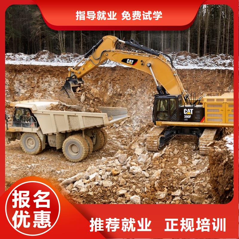 参观挖机实训基地学真技术